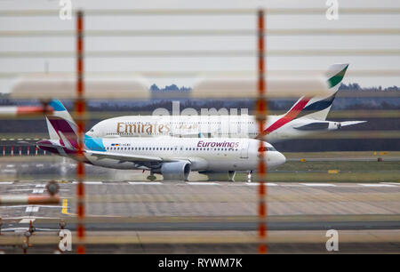 L'aeroporto internazionale di Düsseldorf, Emirates Airbus A380-800 sulla strada per la pista, Eurowings Airbus ha appena sbarcati, Foto Stock