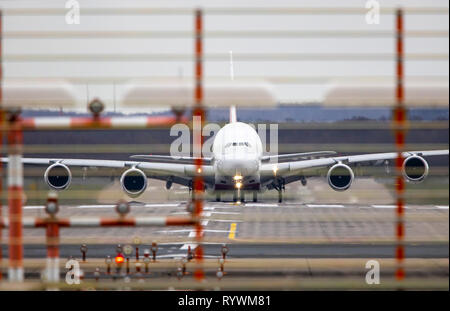 L'aeroporto internazionale di Düsseldorf, DUS, Emirates Airbus A380-800 al decollo, Foto Stock