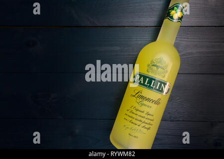 Londra - MARZO 13, 2019: Pallini Limoncello liquore di limone giallo in una bottiglia di vetro su sfondo scuro Foto Stock