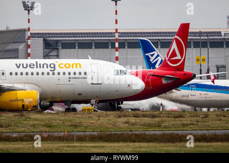 L'aeroporto internazionale di Düsseldorf, DUS, Vueling.com Airbus A320, AtlasGlobal, ANA Foto Stock