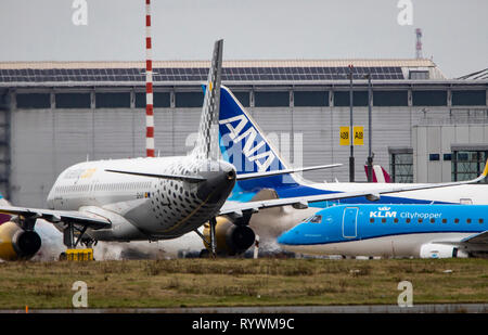 L'aeroporto internazionale di Düsseldorf, Vueling.com Airbus A320, KLM Cityhopper, ANA Foto Stock