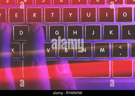 Man digitando su laptop computer tastiera di notte online cyber crimine concetto di hacker Foto Stock