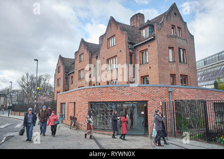 Ingresso e facchini' lodge per le più recenti edifici del Queens' College, Università di Cambridge, Inghilterra. Foto Stock