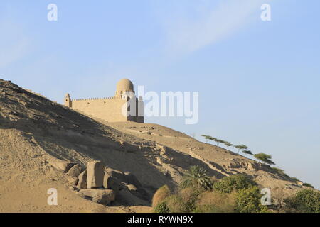 Mausoleo di Aga Khan come si vede dal Fiume Nilo vicino a Aswan, Alto Egitto, Nord Africa e Medio Oriente Foto Stock