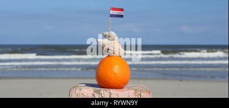 Frutta di arancia e Paesi Bassi mini bandiera con testo: KONINGSDAG - Kings giorno. Foto Stock