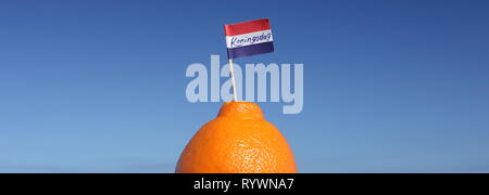 Frutta di arancia e Paesi Bassi mini bandiera con testo: KONINGSDAG - Kings giorno. Foto Stock