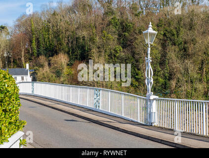 Il vecchio ponte in ferro che separa il Galles da Inghilterra oltre il fiume Wye a Chepstow dal lato del Galles Foto Stock