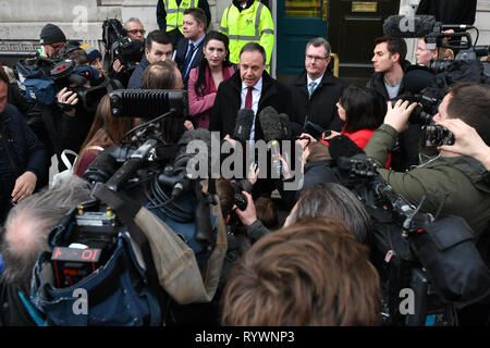 Nigel Dodds, vice leader dei democratici di partito unionista, con Emma poco Pengelly, e Jeffrey Donaldson al di fuori dell'Ufficio di gabinetto nella zona londinese di Whitehall, dove il partito è avere un 'continui e notevoli discussioni con il governo" sulla scia di questa settimana di Brexit discussioni in seno alla Camera dei Comuni. Foto Stock