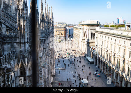 Milano, Italia - 24 febbraio 2019: sopra vista dei turisti sul lato della Piazza del Duomo dalla cupola del Duomo di Milano a Milano nel mornin Foto Stock