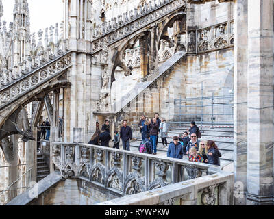 Milano, Italia - 24 febbraio 2019: i turisti a piedi sul tetto del Duomo di Milano a Milano in mattinata. Questa Basilica è la chiesa più grande Foto Stock