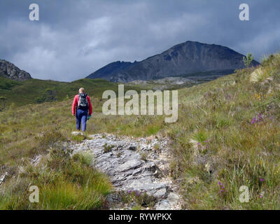 Escursionista solitario a piedi su un percorso a Sgurr nan Fhir Duibhe sulla montagna scozzese Munro Beinn Eighe nel Nord Ovest Highlands scozzesi, Scozia. Foto Stock