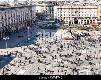 Milano, Italia - 24 febbraio 2019: sopra vista di turisti in Piazza del Duomo dal tetto del Duomo di Milano a Milano in mattinata. Questo Foto Stock