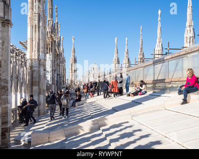 Milano, Italia - 24 febbraio 2019: molti turisti sul tetto del Duomo di Milano a Milano in mattinata. Questa Basilica è la chiesa più grande Foto Stock