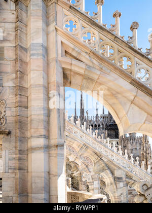 Milano, Italia - 24 febbraio 2019: dettaglio della decorazione del Duomo di Milano tetto in Milano in mattinata. Questa Basilica è il più grande chu Foto Stock