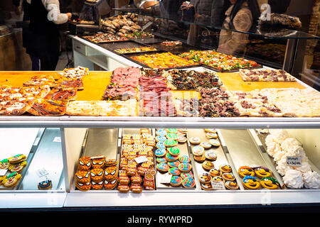 BERGAMO, Italia - 25 febbraio 2019: finestra della panetteria locale con panini e dolci per il pranzo in Città Alta (città alta) della città di Bergamo, Lombardia Foto Stock