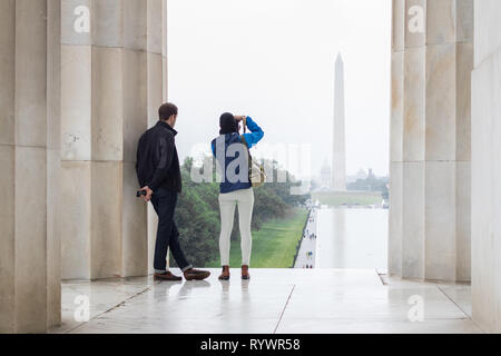 Il Monumento di Washington presso il National Mall di Washington DC e fotografata da due turisti provenienti dal Lincoln Memorial Foto Stock