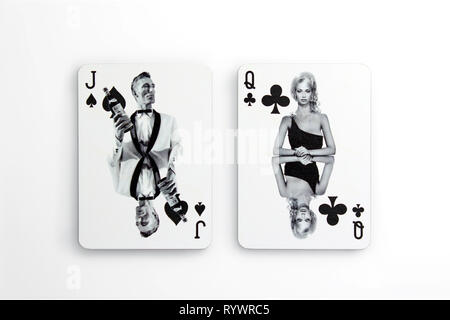 Mazzo di carte vintage con logo Martini che mostra un uomo e una donna figure isolate su sfondo bianco, close-up Foto Stock