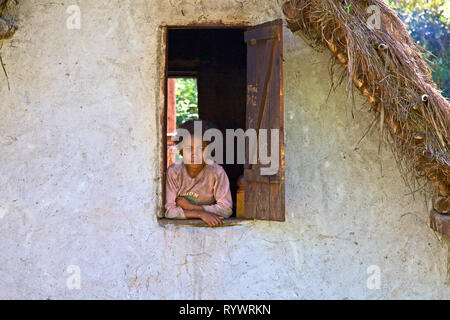 Ritratto di giovane ragazza nella finestra Manakara, Madagascar. Foto Stock