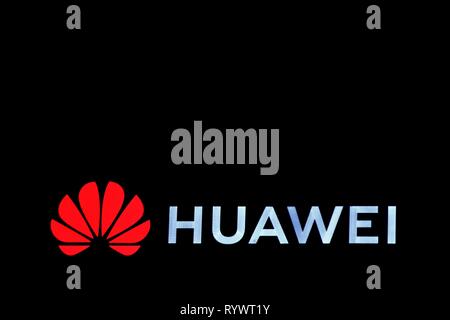 Bucarest, Romania - Febbraio 07, 2019: un logo di Huawei, Cinese di apparecchiature per telecomunicazioni, società viene visualizzato sulla parte superiore di un edificio, in Buch Foto Stock