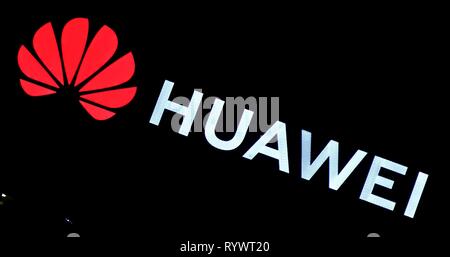 Bucarest, Romania - Febbraio 07, 2019: un logo di Huawei, Cinese di apparecchiature per telecomunicazioni, società viene visualizzato sulla parte superiore di un edificio, in Buch Foto Stock