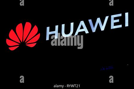 Bucarest, Romania - Febbraio 07, 2019: un logo di Huawei, Cinese di apparecchiature per telecomunicazioni, società viene visualizzato sulla parte superiore di un edificio, in Buch Foto Stock