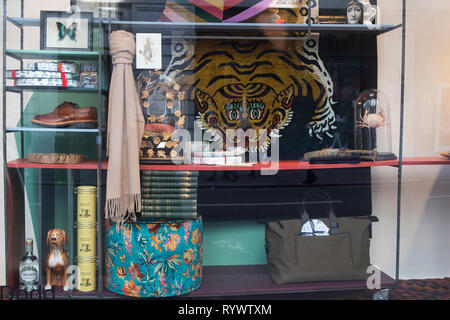 London, Regno Unito - 17 febbraio 2019. La vetrina di Liberty department store in Regent Street, Londra. Aperto nel 1875 store è identificato con lusso Foto Stock