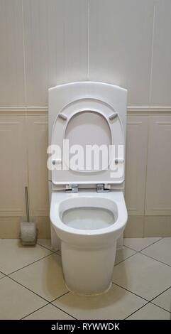 Ciotola bianco decorazione del sedile nel bagno interno. WC nel WC. Foto Stock