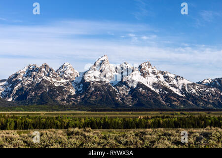 Paesaggio estivo panoramico con luce mattutina sulla catena montuosa del Grand Teton nel Parco Nazionale del Grand Teton, Wyoming, USA Foto Stock