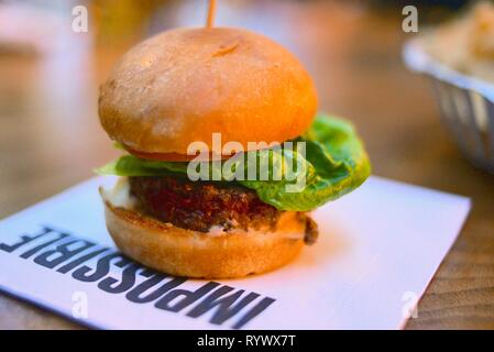 Succulente 'meatless' impossibile Burger 2.0 su una pagnotta fresca con lattuga e pomodoro, promosso al CES, Consumer Electronics Show di Las Vegas, STATI UNITI D'AMERICA Foto Stock