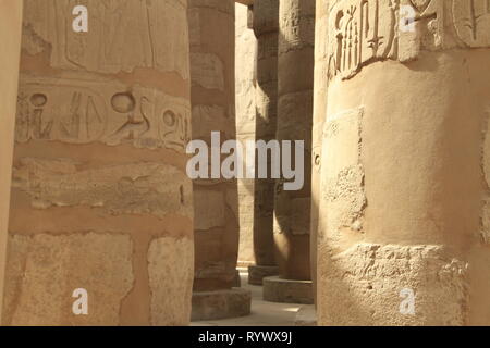 Luce di mezzogiorno nel grande Hypostyle Hall, Tempio di Karnak complessa, nei pressi di Luxor, l'Alto Egitto Foto Stock