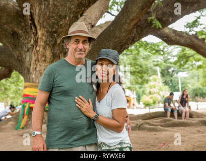 Il marito e la moglie sotto il Thai Monkeypod albero in Kanchanaburi Thailandia Foto Stock