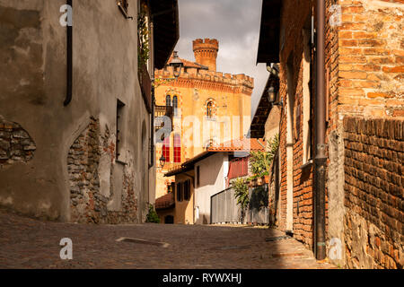 Famoso castel barolo e villaggio in Italia Foto Stock