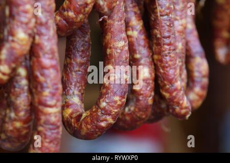 Bucarest, Romania - 10 Ottobre 2018: salsicce per la vendita sul mercato di strada, di stallo a Bucarest, in Romania. Foto Stock