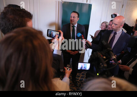 Taoiseach Leo Varadkar arrivando al Drake Hotel di Chicago dove incontrerà con supporto di emigrati gruppi come egli continua la sua visita negli Stati Uniti. Foto Stock