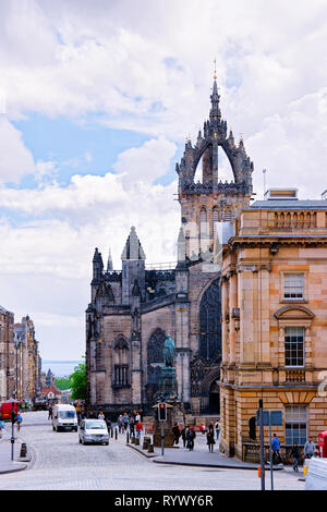 Edinburgh, Regno Unito - 11 Maggio 2011: Street view al Saint Giles Cathedral a Edimburgo in Scozia nel Regno Unito. Foto Stock