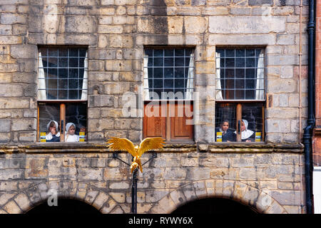 Edinburgh, Regno Unito - 11 Maggio 2011: gli studenti guardando le finestre della scuola a Edimburgo in Scozia nel Regno Unito. Foto Stock