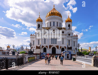 Mosca, Russia - 14 Maggio 2015: turisti nel ponte presso la Cattedrale di Cristo Salvatore nella città di Mosca in Russia la mattina. Foto Stock