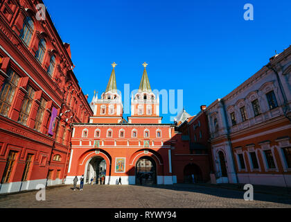 Mosca, Russia - 20 Settembre 2014: persone presso l'ingresso nella Piazza Rossa alla Risurrezione Gate nella città di Mosca in Russia la mattina. Foto Stock