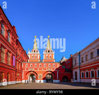 Mosca, Russia - 20 Settembre 2014: persone all'entrata nel quadrato rosso alla Risurrezione Gate nella città di Mosca in Russia la mattina. Foto Stock