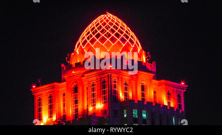 Doha, Qatar - 18 Febbraio 2019: dettagli di West Bay complesso illuminata di notte nei pressi di Qatar International Exhibition Centre e il quartiere diplomatico Foto Stock