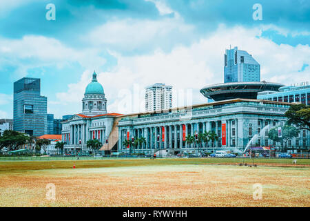 Singapore, Singapore - 1 Marzo 2016: vecchia corte suprema e Galleria Nazionale di Singapore. Vista da Padang Foto Stock