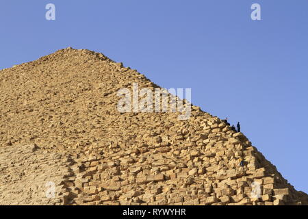 Bambini locali di arrampicata e stagliano sul Vecchio Regno piegate piramide di Dahshur (piramide di Sneferu), 40 miglia a sud del Cairo, Egitto Foto Stock