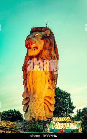 Singapore, Singapore - 1 Marzo 2016: statua Merlion sull'Isola di Sentosa di Singapore in serata. La scultura iconica è illuminato con luce Foto Stock