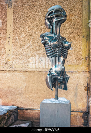Gruyeres, Svizzera - 31 dicembre 2014: Statua di metallo di alieno in HR Giger Museum di Gruyeres, Svizzera. Foto Stock