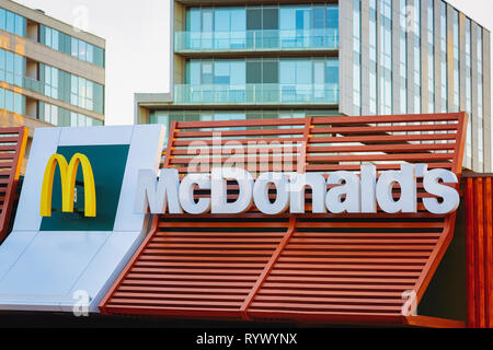 Vilnius, Lituania - 6 Ottobre 2018: Mcdonald logo sul tetto del ristorante. Foto Stock