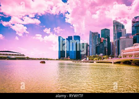 Singapore, Singapore - 1 Marzo 2016: Fullerton hotel costruzione presso il Marina Bay a Singapore. Grattacieli del centro finanziario sullo sfondo. Foto Stock