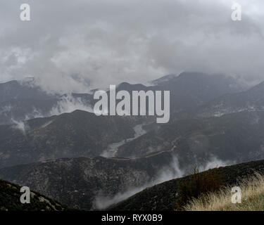 Un wet, nuvoloso, nebbia e pioggia scena di montagna. Montagne di San Gabriel bagnato da un pomeriggio piovoso tempesta. Presi dalle nuvole in alta quota Foto Stock