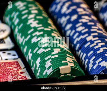 Una scena di poker con carte chip e feltro verde. Gioco del poker, sfondo scuro. Foto Stock