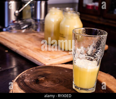 Un bicchiere di spremuta fresca di succo di ananas. Foto Stock