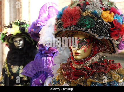 Persone vestite nei tradizionali maschere e costumi per il Carnevale di Venezia, Piazza San Marco, Venezia, Veneto, Italia Foto Stock